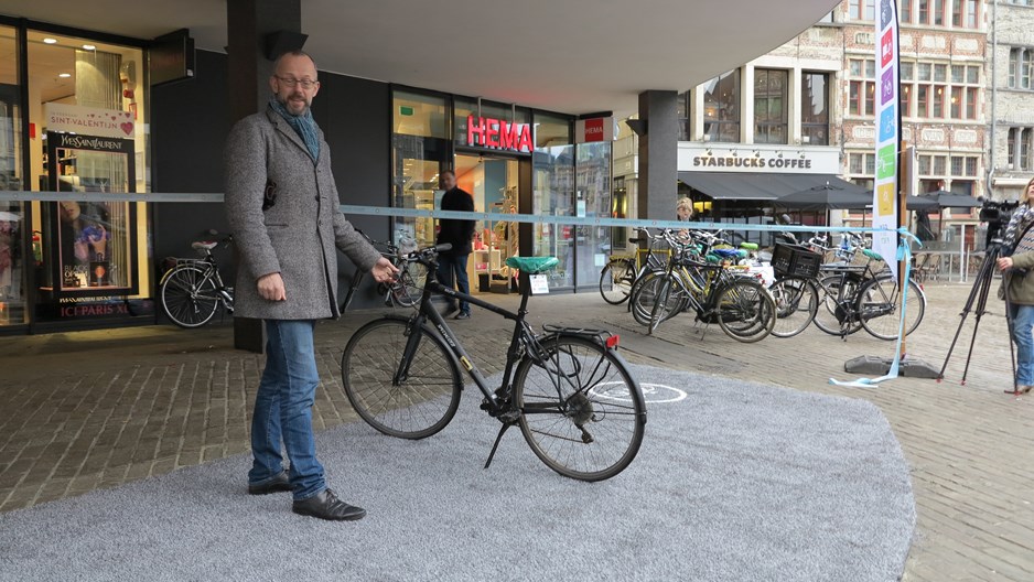 Filip Watteeuw fietsmat Gent kunstgras